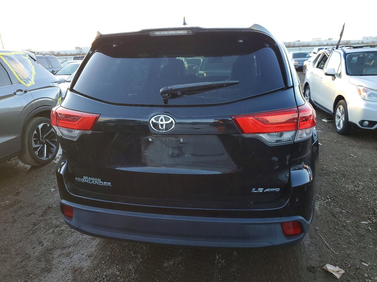 2017 TOYOTA HIGHLANDER LE photo 6