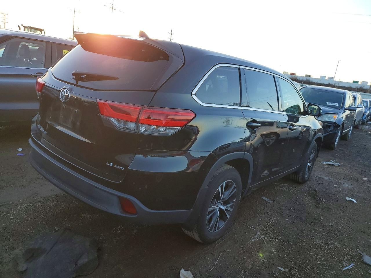2017 TOYOTA HIGHLANDER LE photo 3