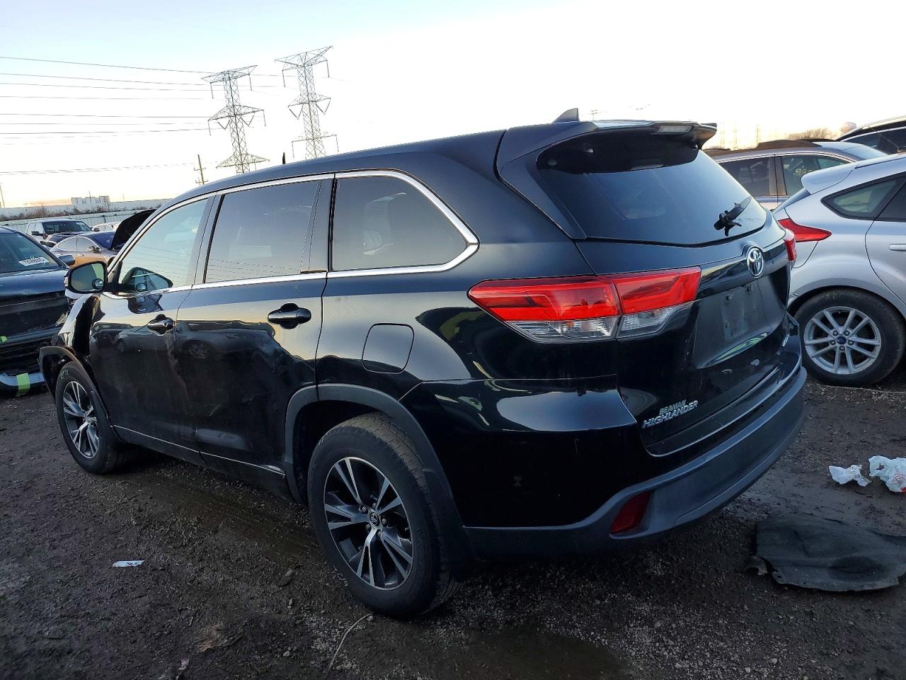 2017 TOYOTA HIGHLANDER LE photo 2