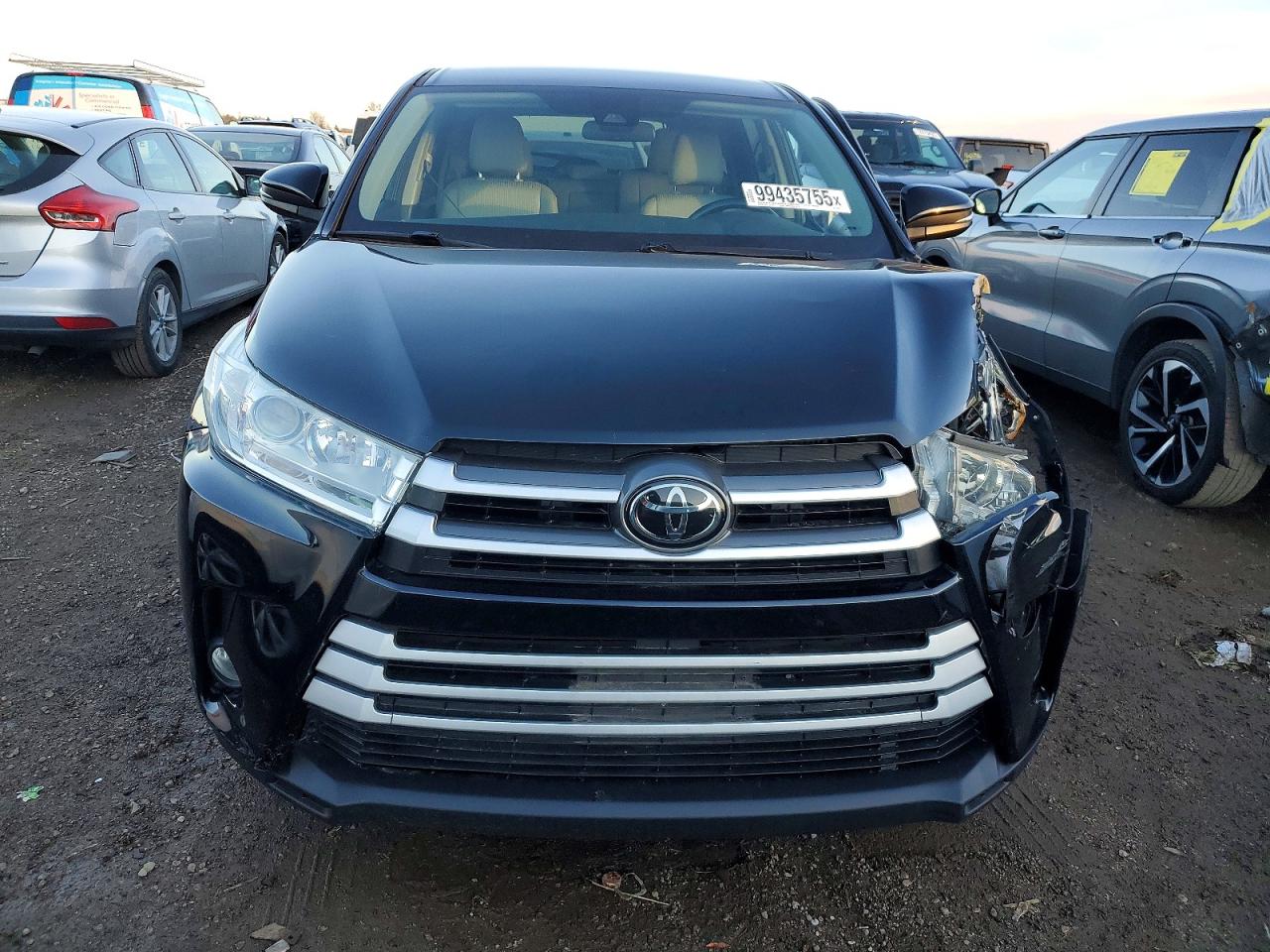 2017 TOYOTA HIGHLANDER LE photo 5