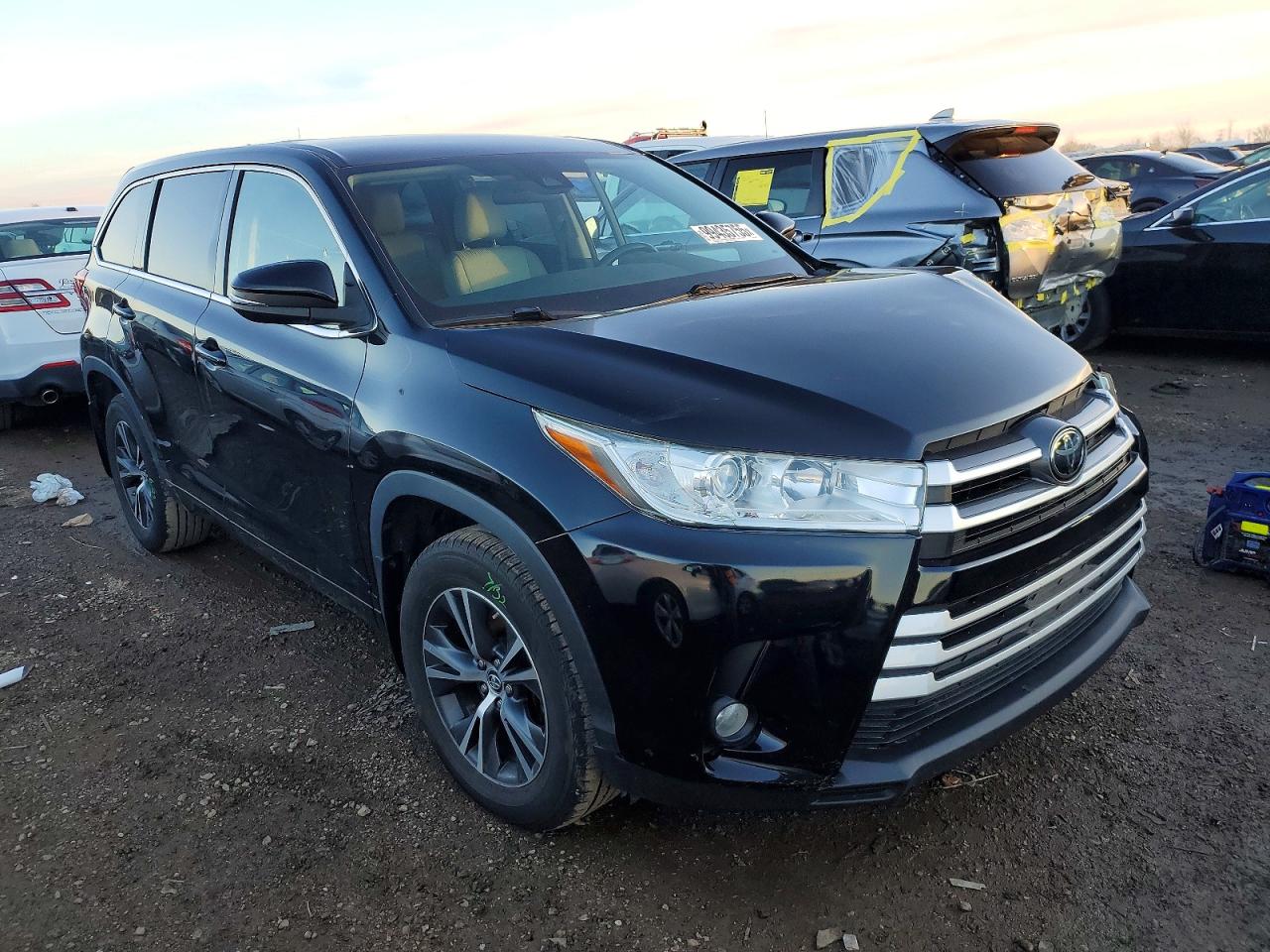 2017 TOYOTA HIGHLANDER LE photo 4