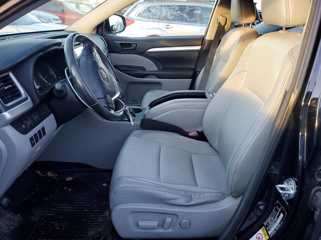 2017 TOYOTA HIGHLANDER LE photo 7