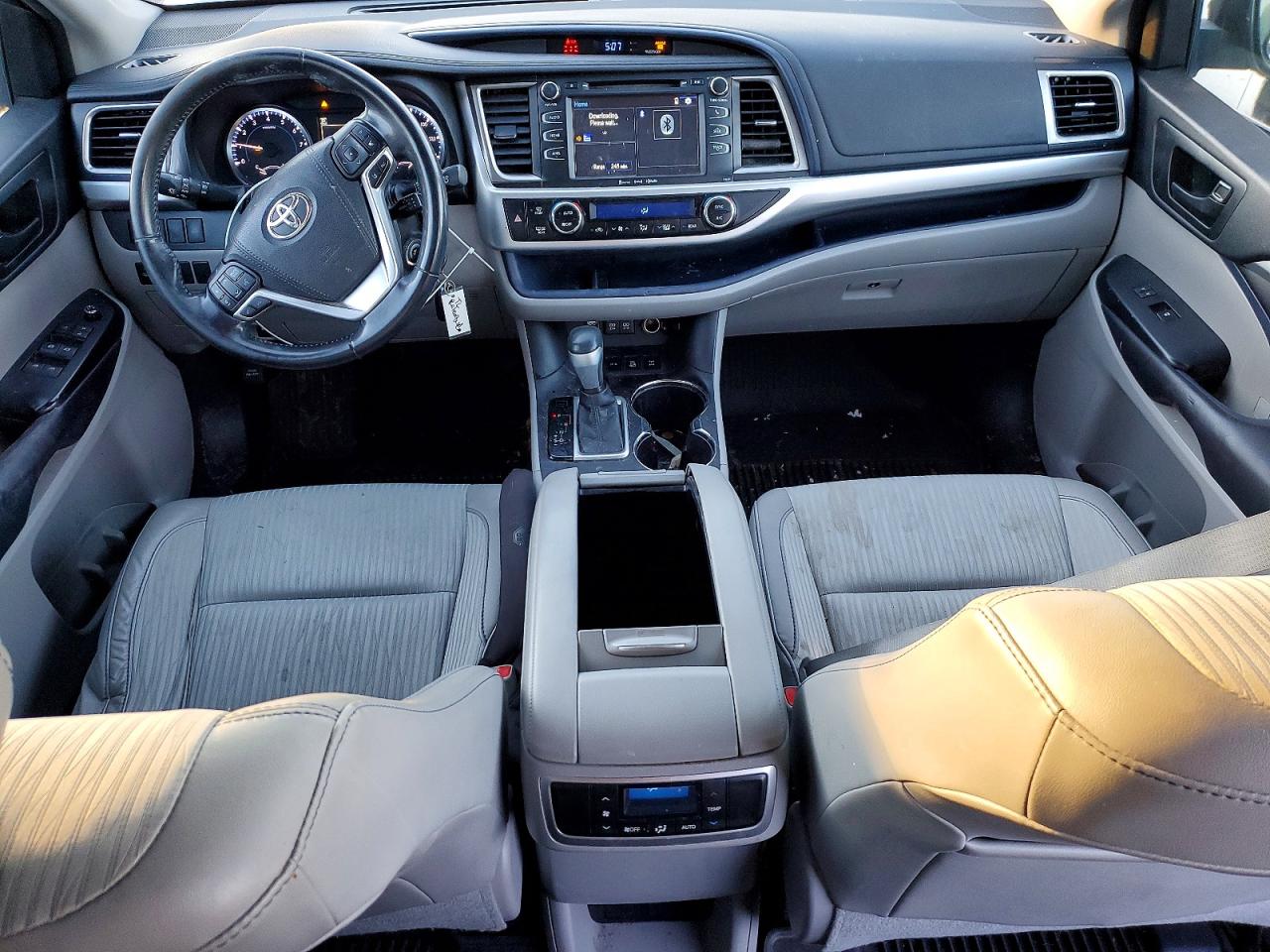 2017 TOYOTA HIGHLANDER LE photo 8