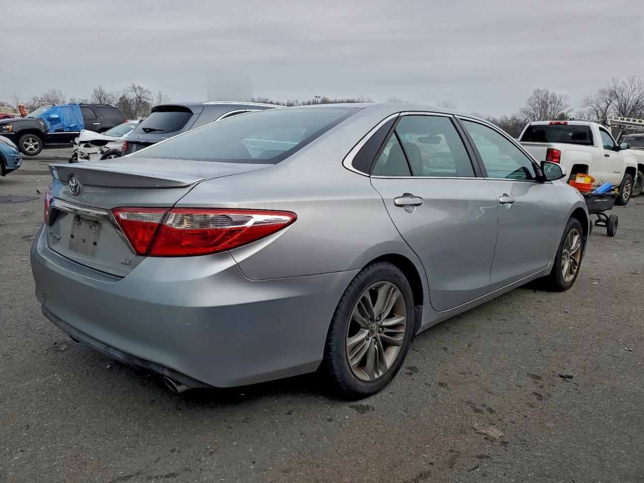 2015 TOYOTA CAMRY LE photo 3
