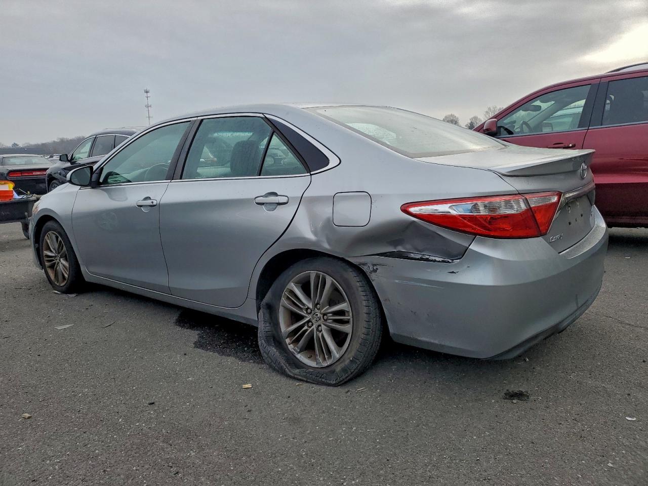 2015 TOYOTA CAMRY LE photo 2