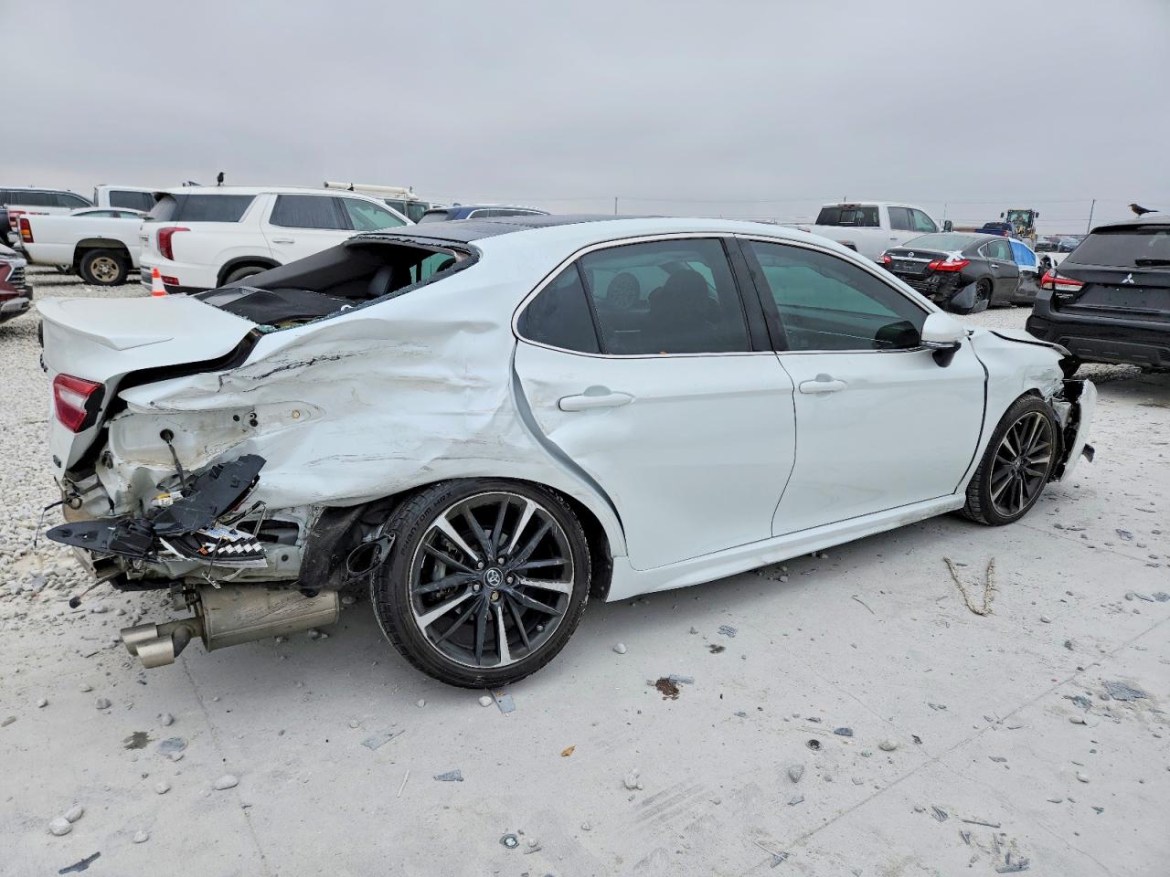 2018 TOYOTA CAMRY XSE photo 3