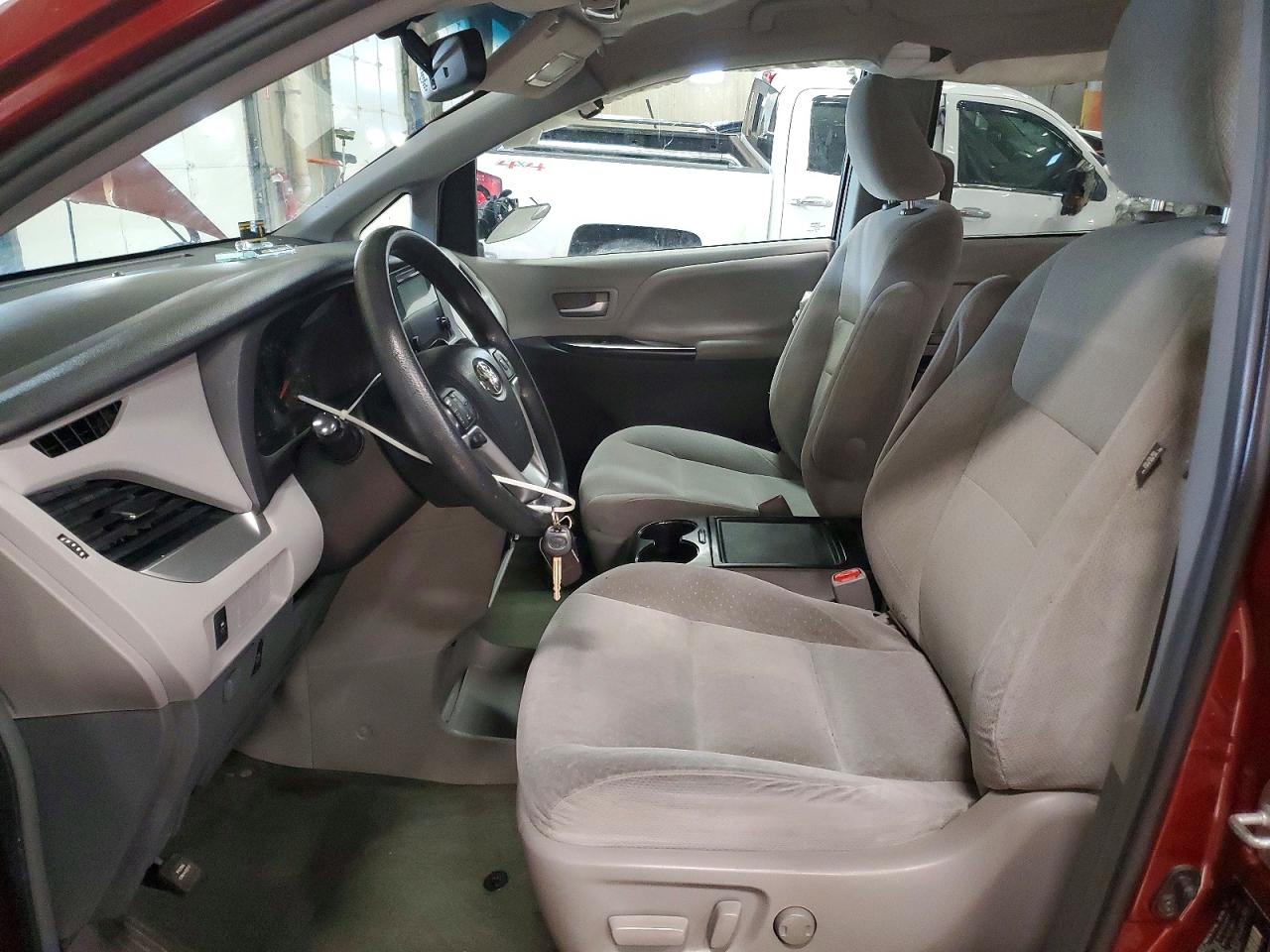 2015 TOYOTA SIENNA LE photo 7