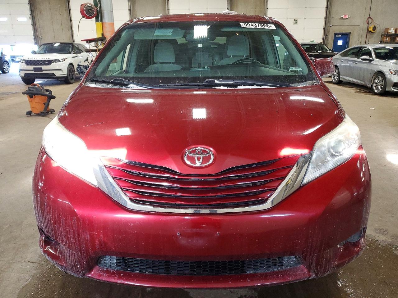 2015 TOYOTA SIENNA LE photo 5