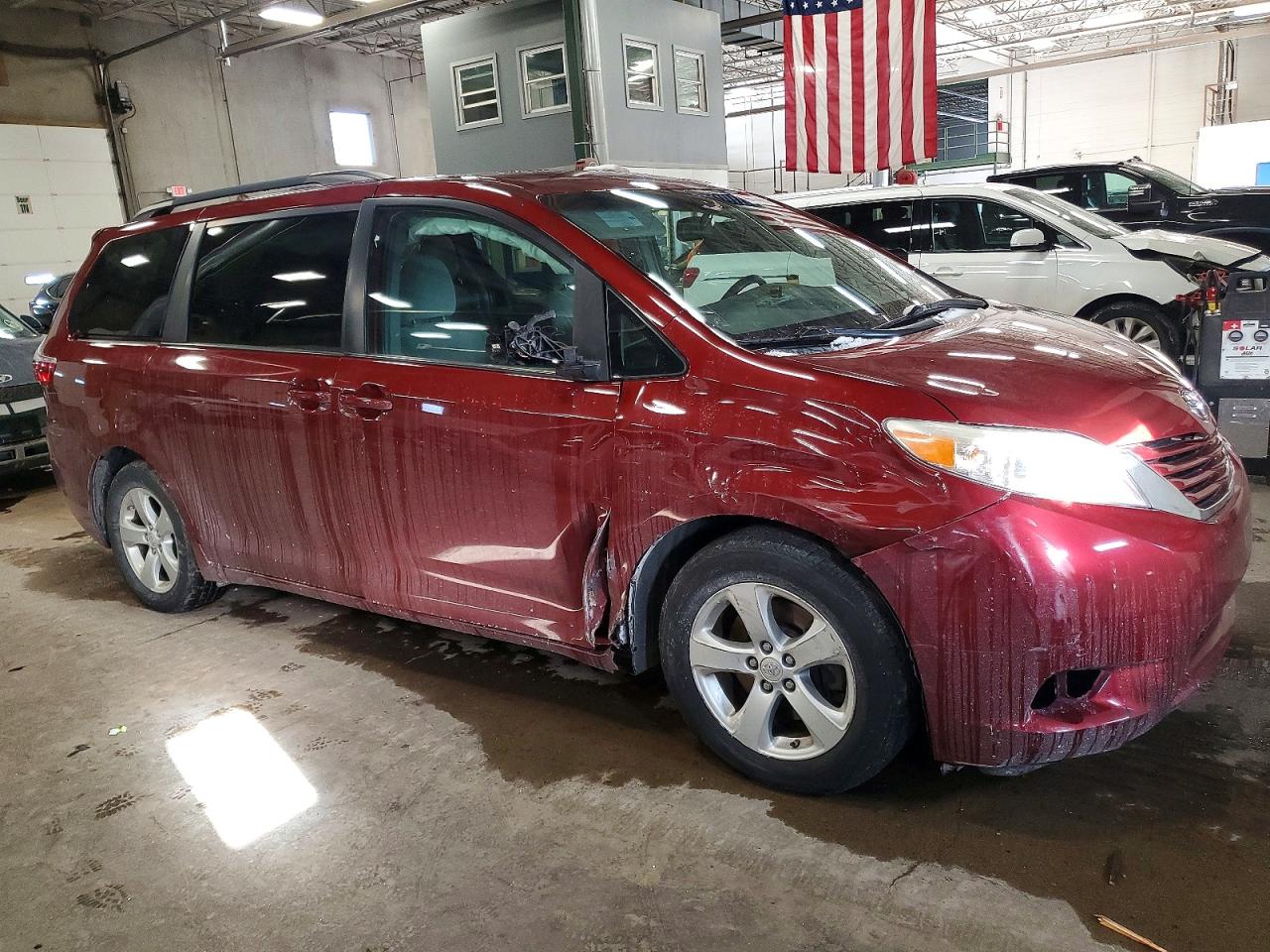 2015 TOYOTA SIENNA LE photo 4