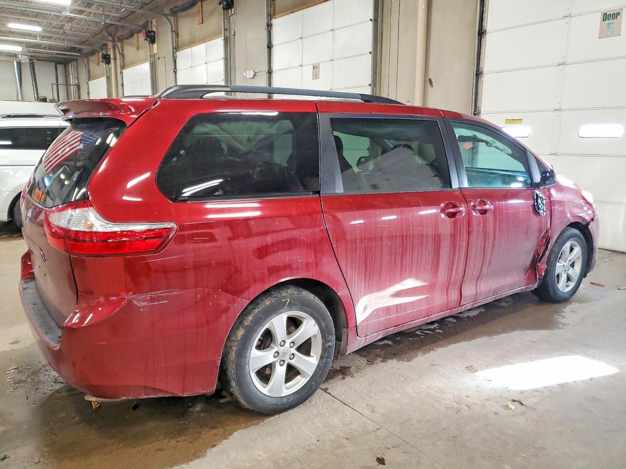 2015 TOYOTA SIENNA LE photo 3
