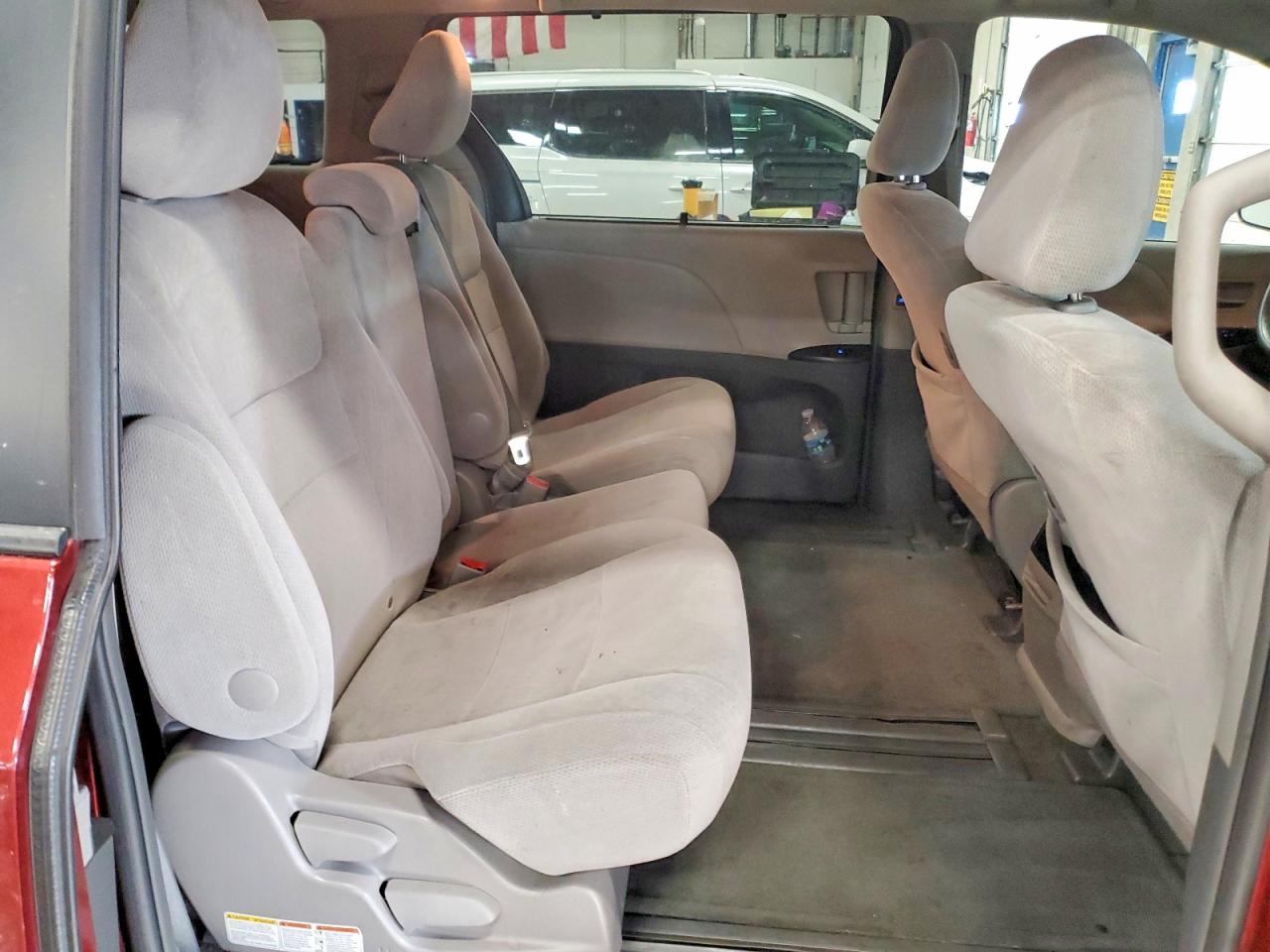 2015 TOYOTA SIENNA LE photo 11