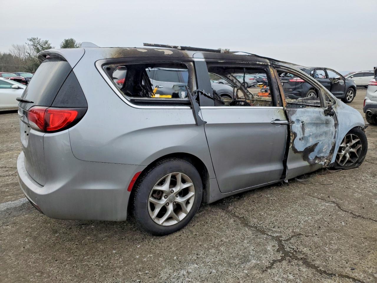 2019 CHRYSLER PACIFICA TOURING PLUS photo 3