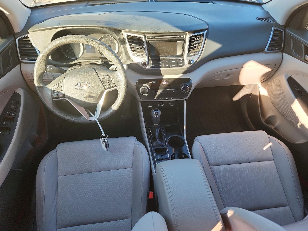 2017 HYUNDAI TUCSON SE photo 8