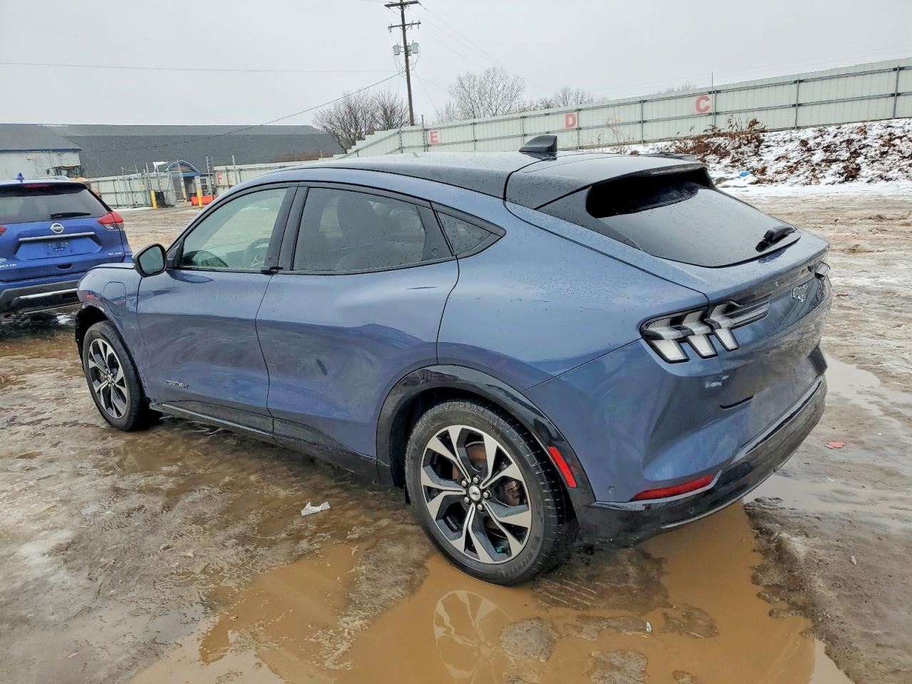 2021 FORD MUSTANG MACH-E PREMIUM photo 2