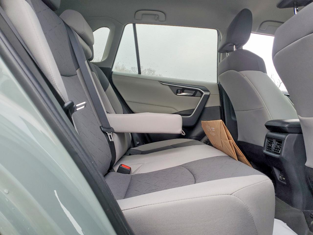 2021 TOYOTA RAV4 XLE photo 11