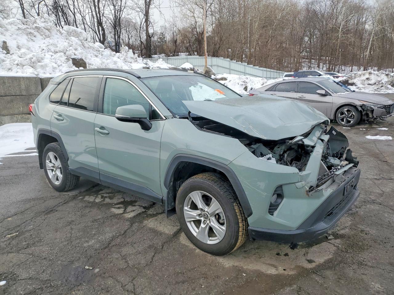 2021 TOYOTA RAV4 XLE photo 4