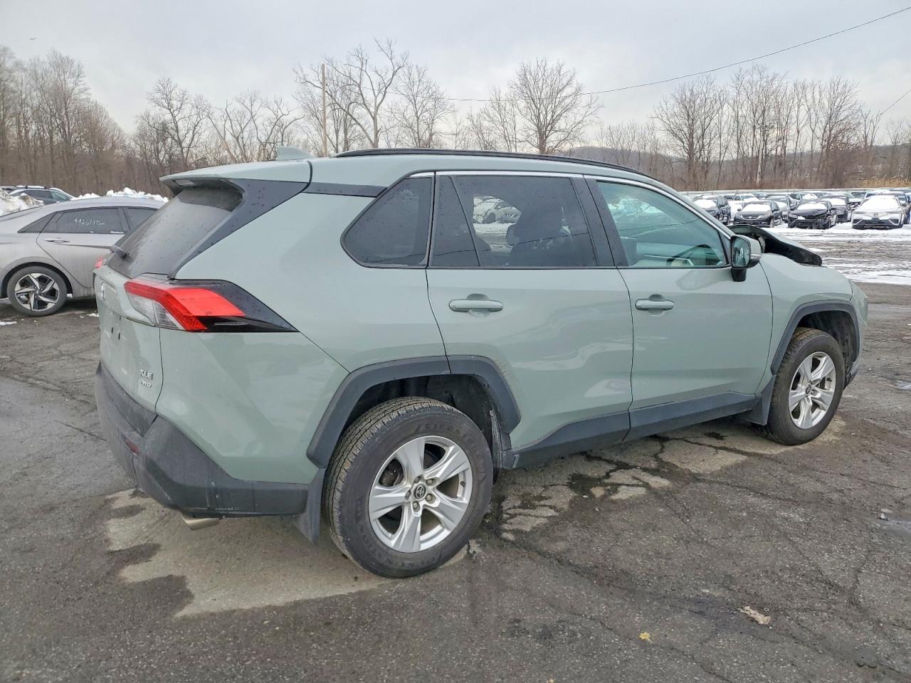 2021 TOYOTA RAV4 XLE photo 3
