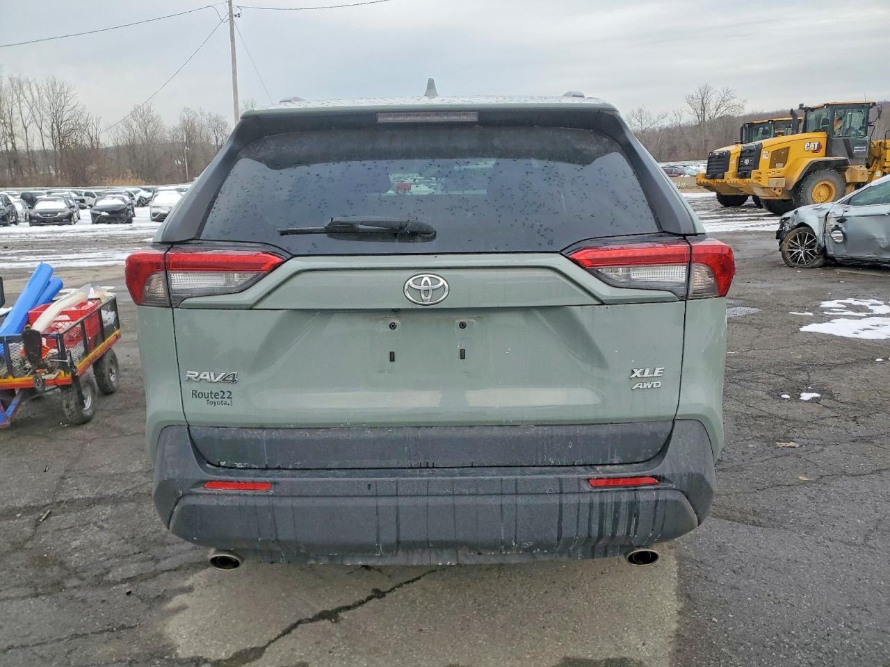 2021 TOYOTA RAV4 XLE photo 6