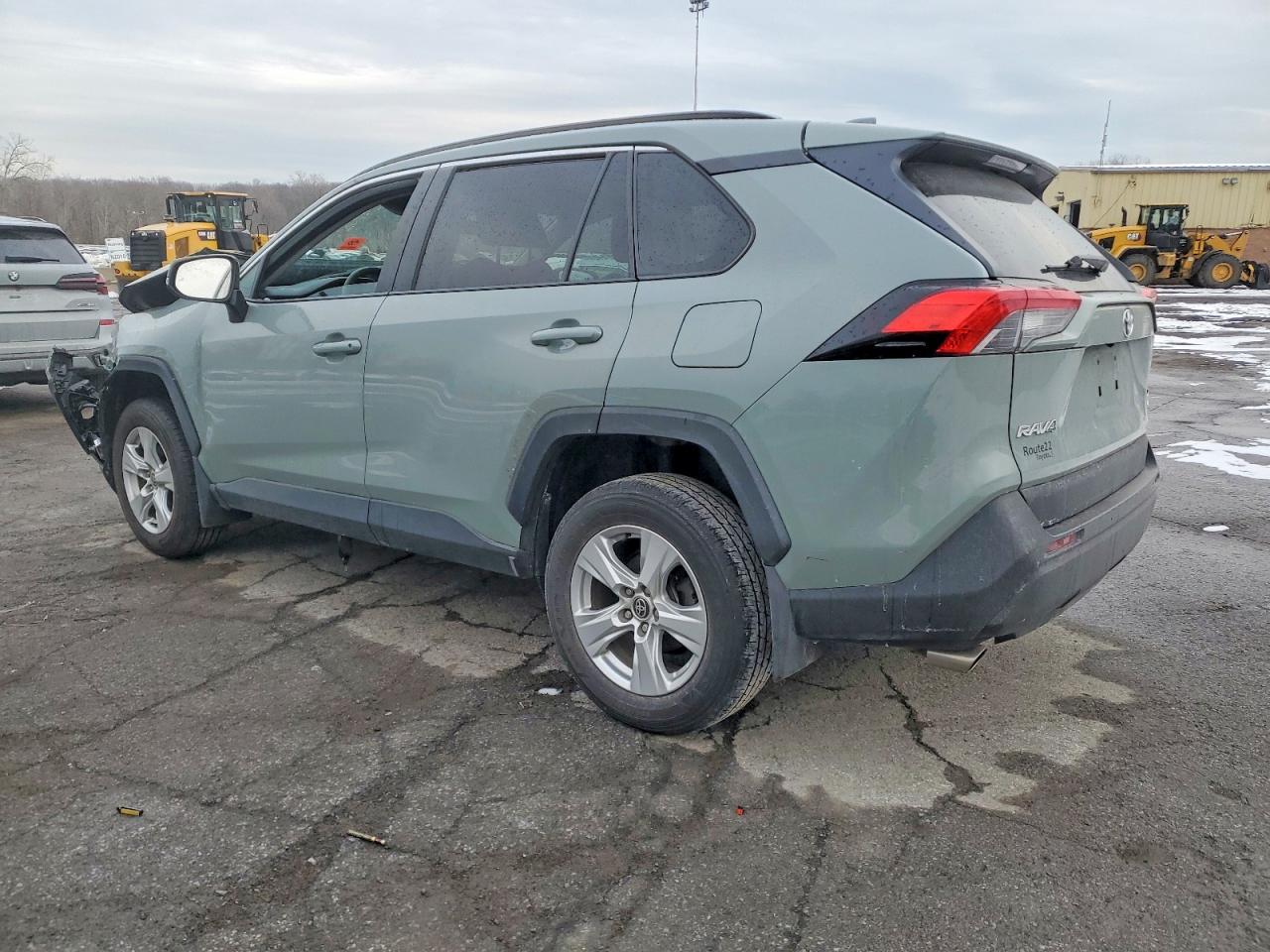 2021 TOYOTA RAV4 XLE photo 2