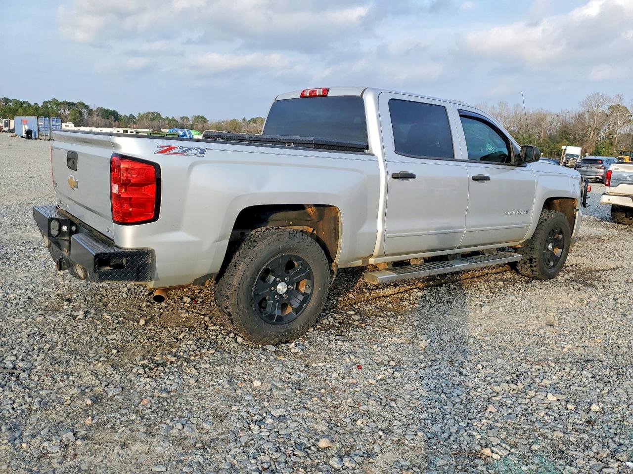 2017 CHEVROLET SILVERADO K1500 LT photo 3