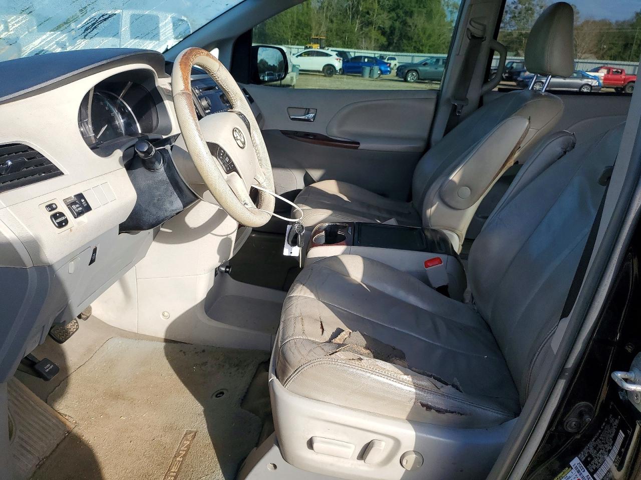 2013 TOYOTA SIENNA XLE photo 13