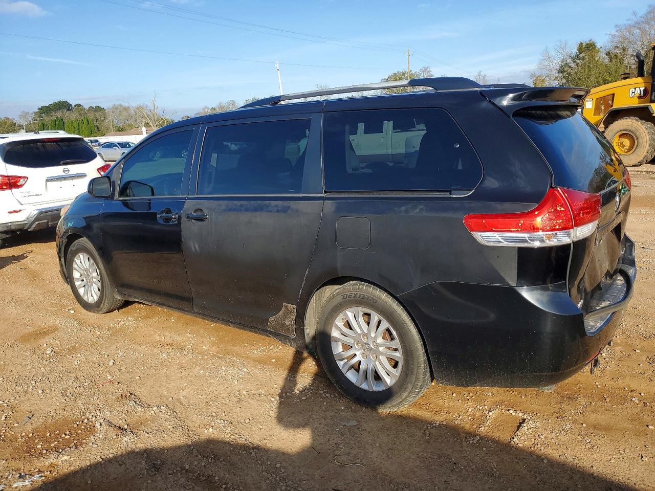 2013 TOYOTA SIENNA XLE photo 3