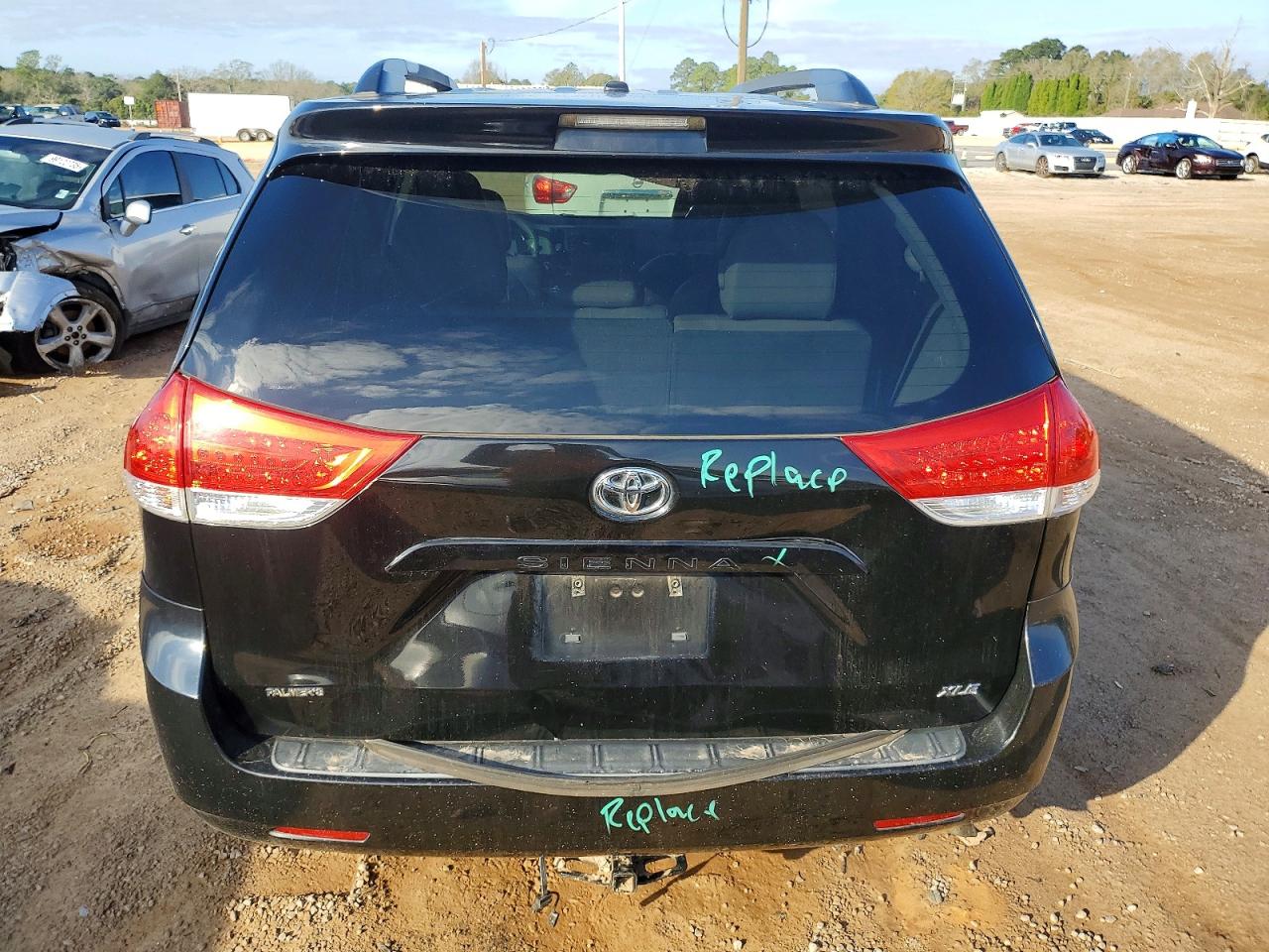 2013 TOYOTA SIENNA XLE photo 11