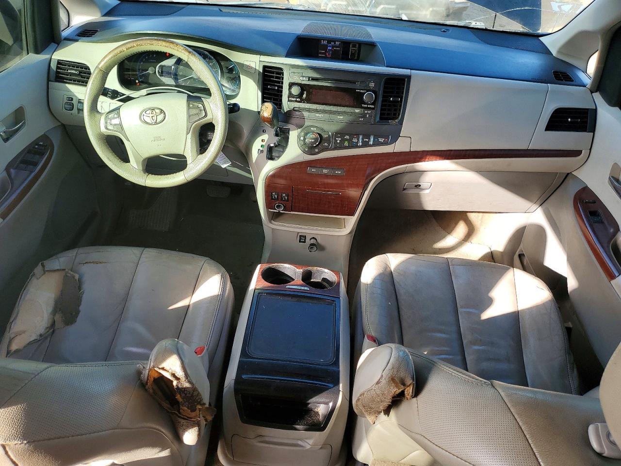 2013 TOYOTA SIENNA XLE photo 15