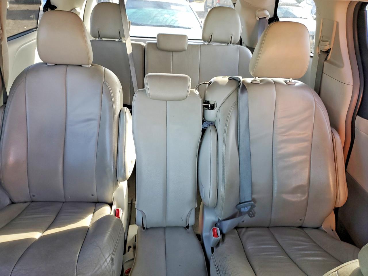 2013 TOYOTA SIENNA XLE photo 19