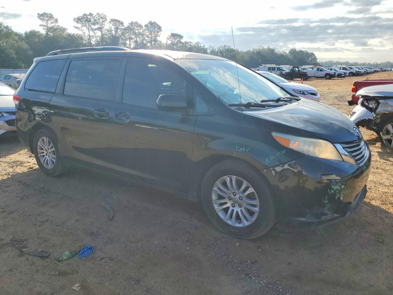 2013 TOYOTA SIENNA XLE photo 7