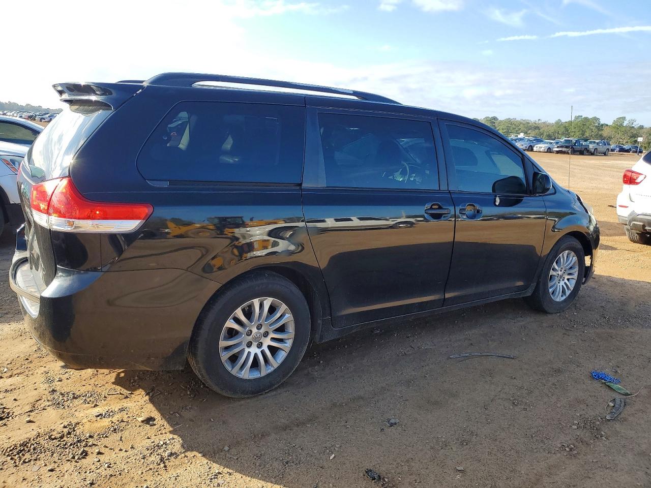 2013 TOYOTA SIENNA XLE photo 5