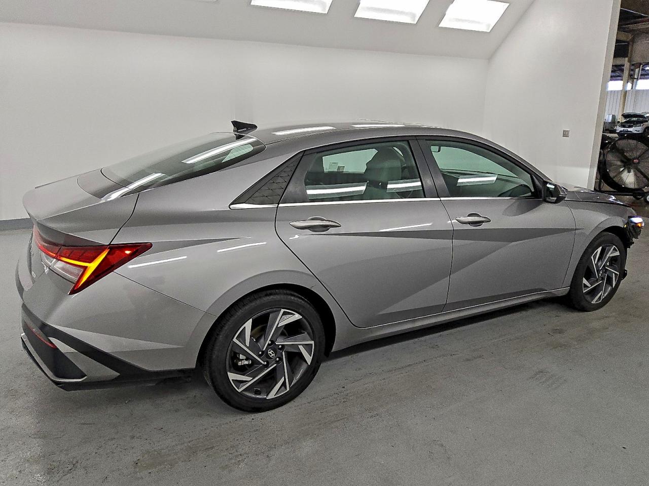 2025 HYUNDAI ELANTRA LIMITED photo 3
