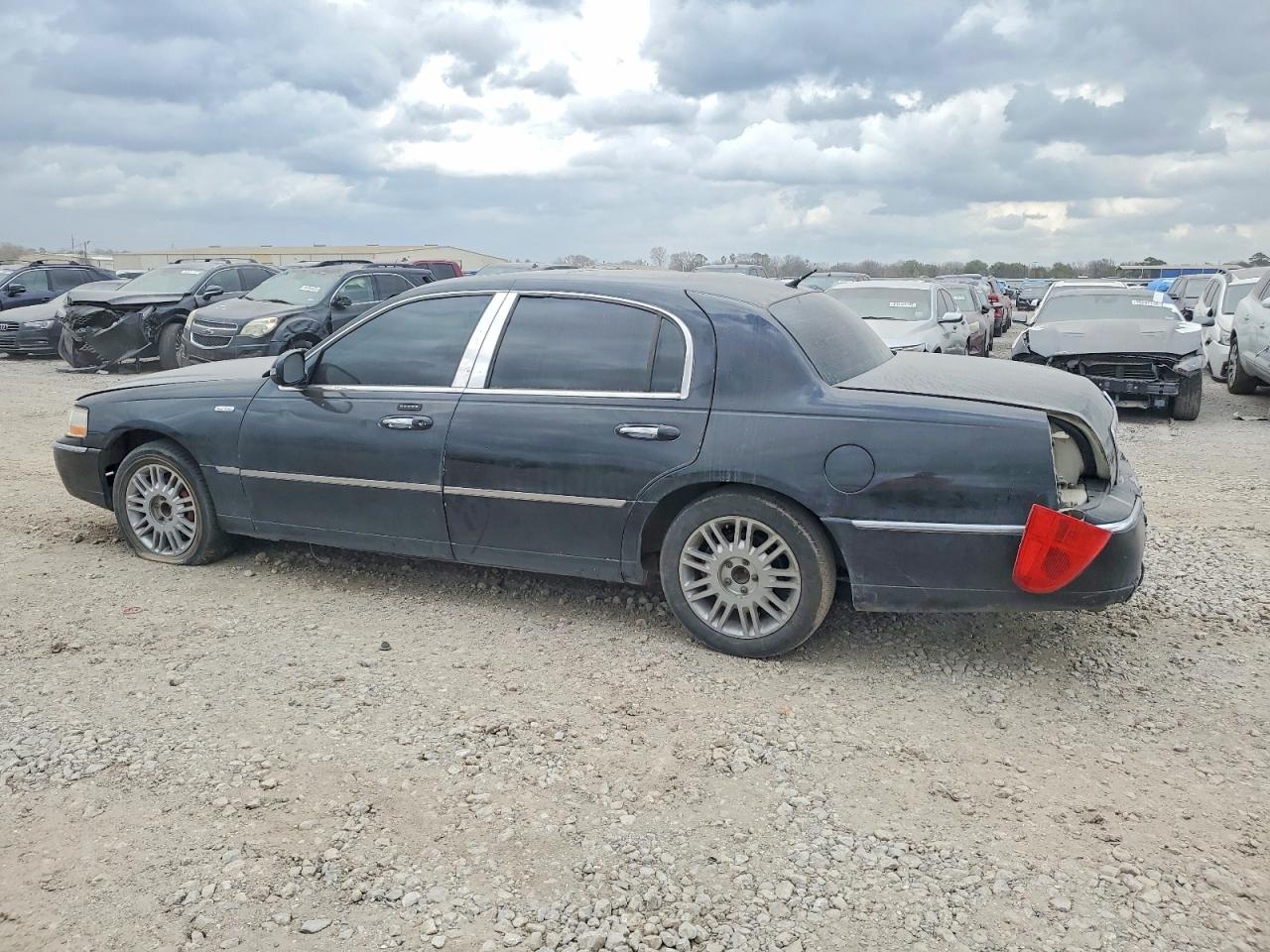 2006 LINCOLN TOWN CAR SIGNATURE LIMITED photo 2