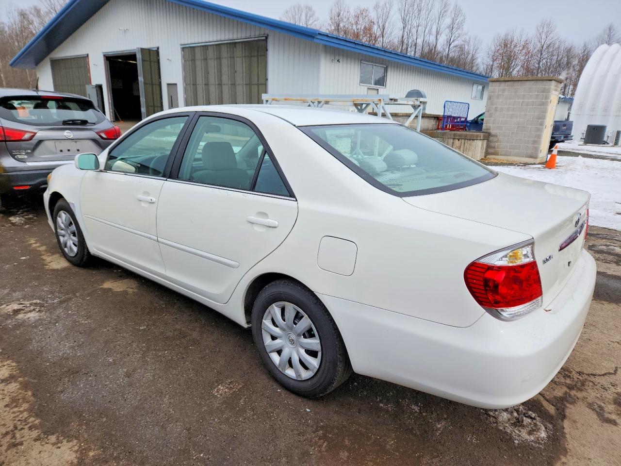 2005 TOYOTA CAMRY LE photo 2