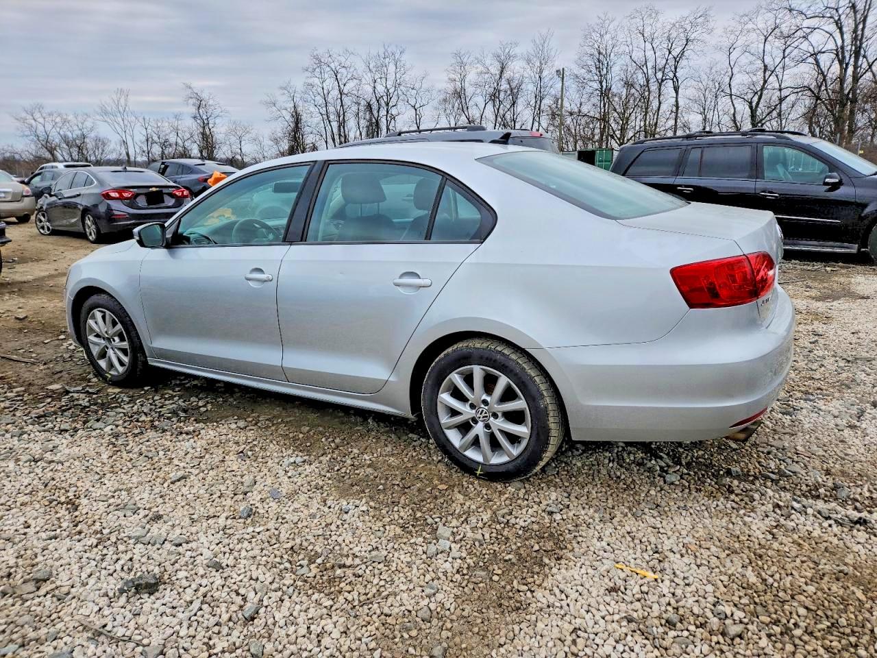 2011 VOLKSWAGEN JETTA SE photo 2