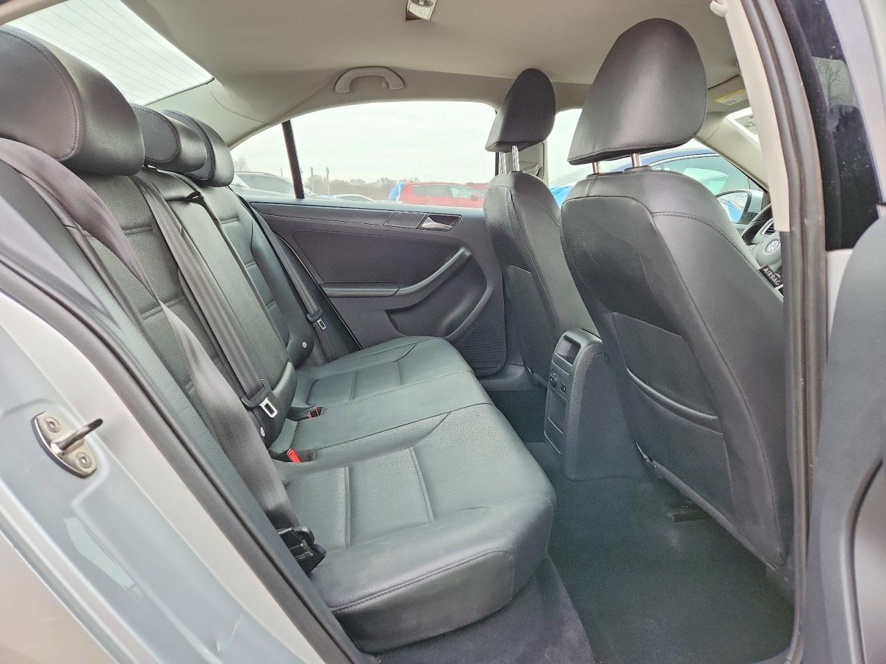 2011 VOLKSWAGEN JETTA SE photo 10