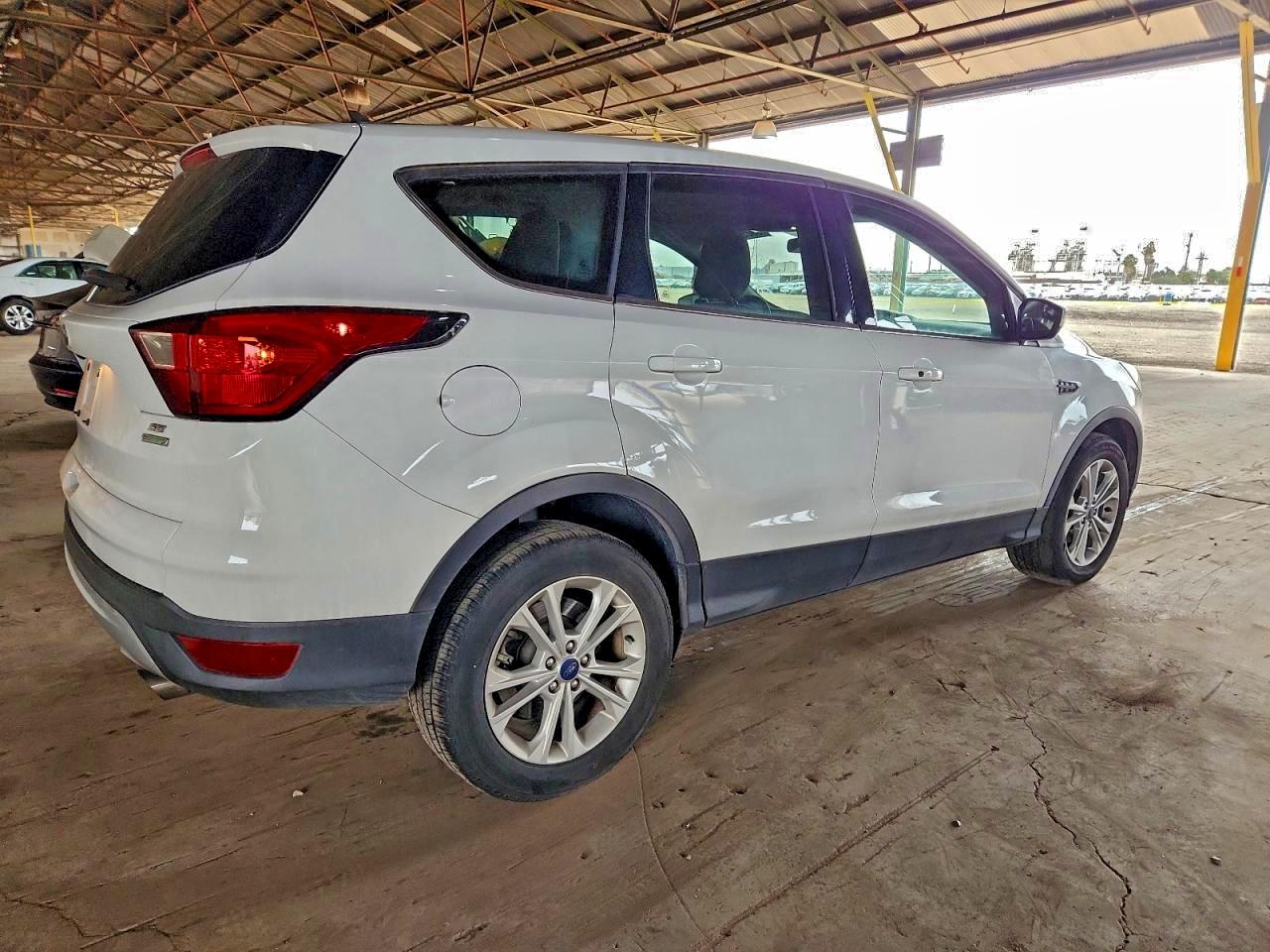 2019 FORD ESCAPE SE photo 3