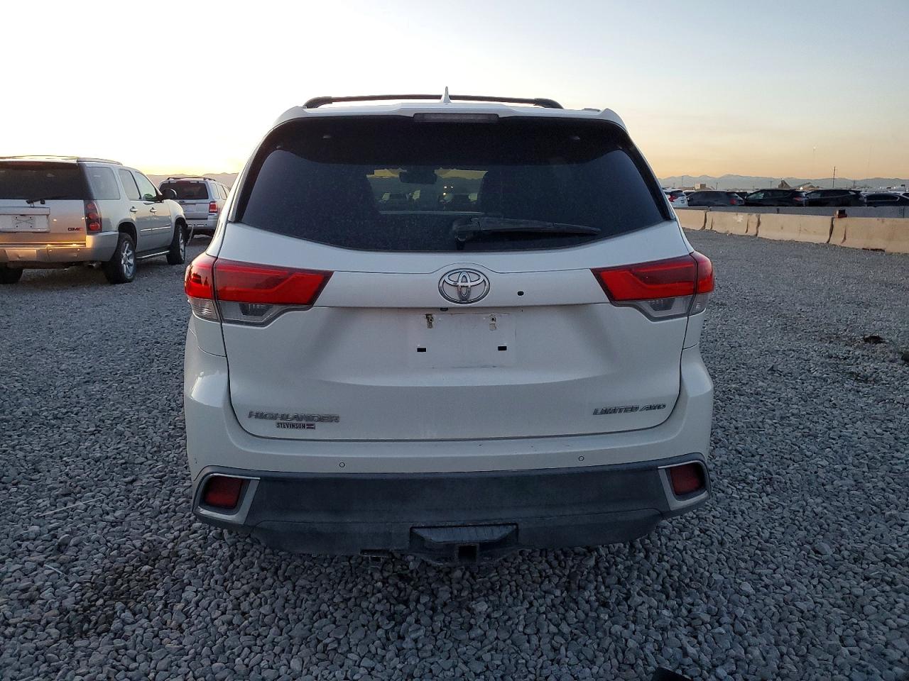 2017 TOYOTA HIGHLANDER LIMITED photo 11
