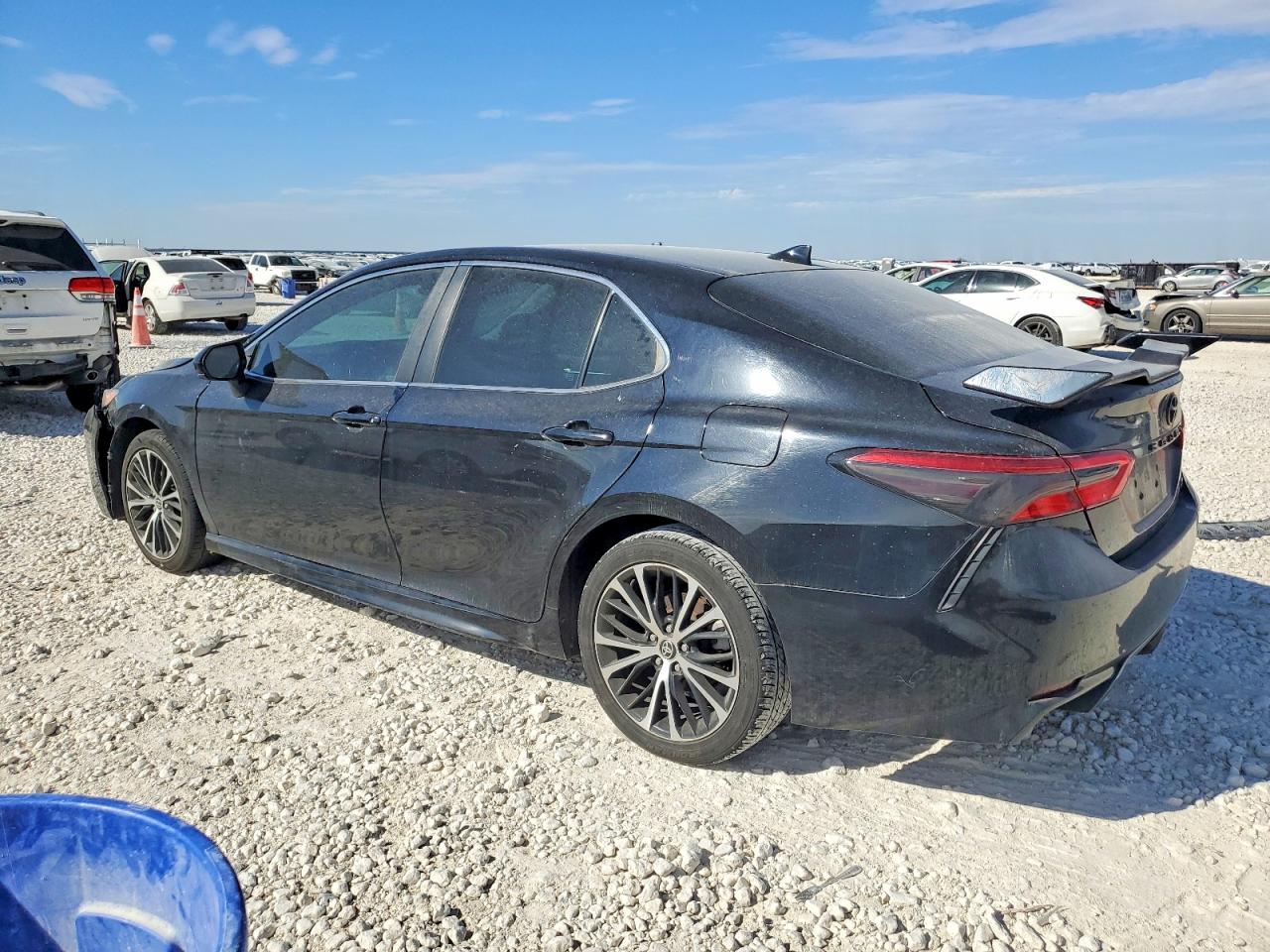 2020 TOYOTA CAMRY SE photo 3