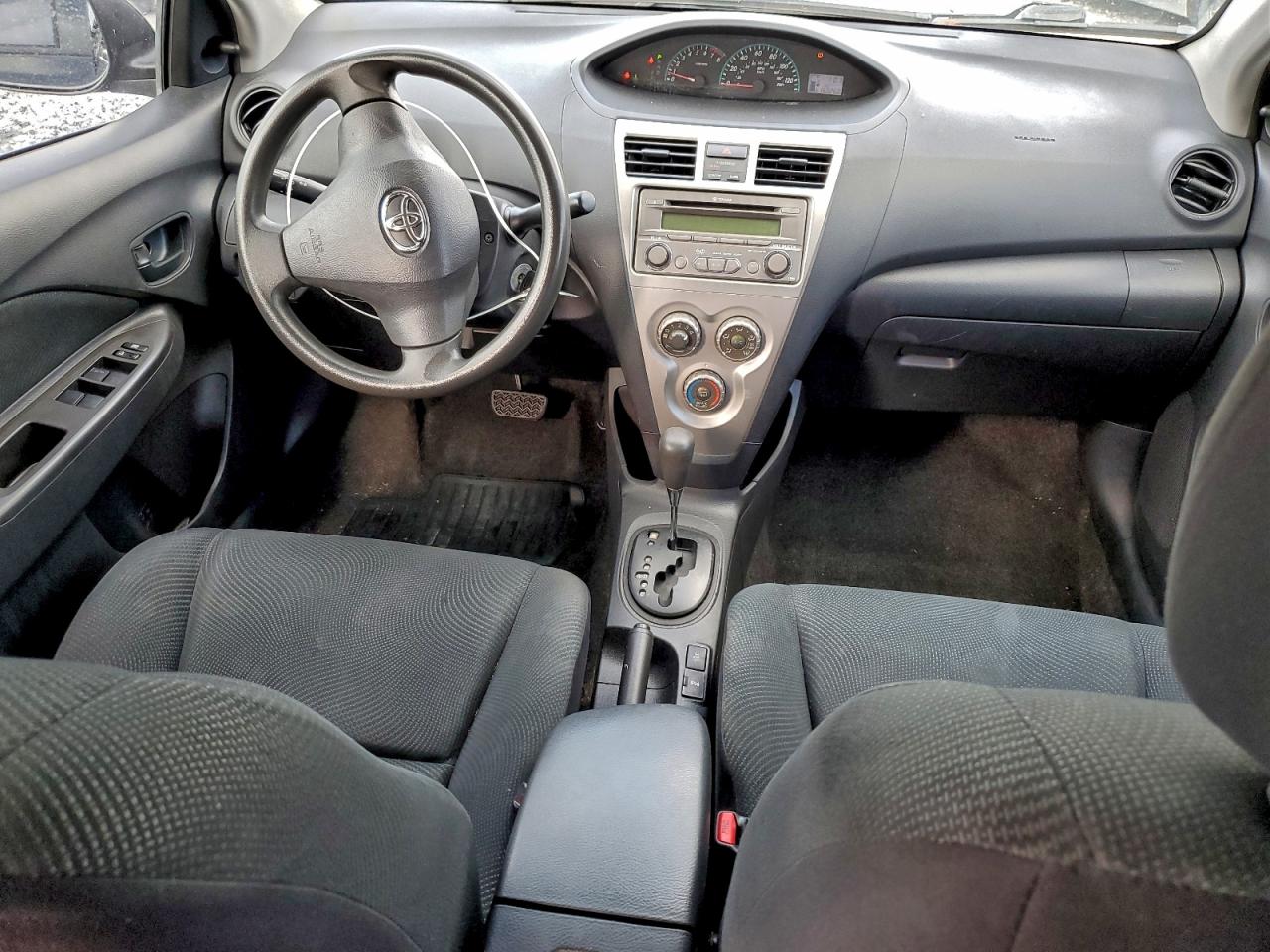 2012 TOYOTA YARIS photo 22