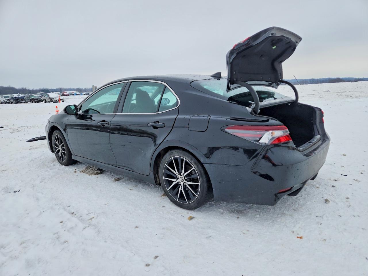 2022 TOYOTA CAMRY SE photo 3