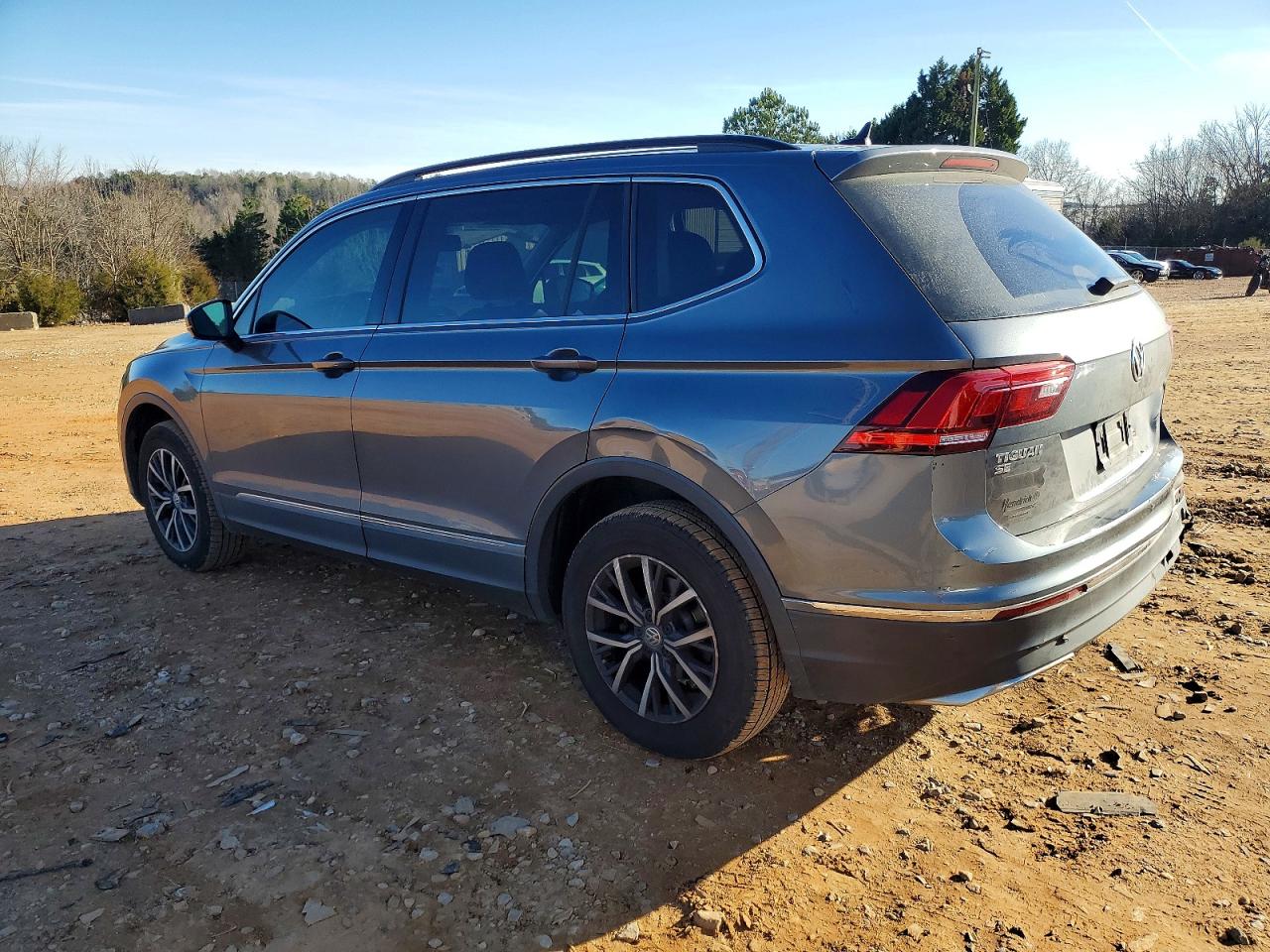 2020 VOLKSWAGEN TIGUAN SE photo 2