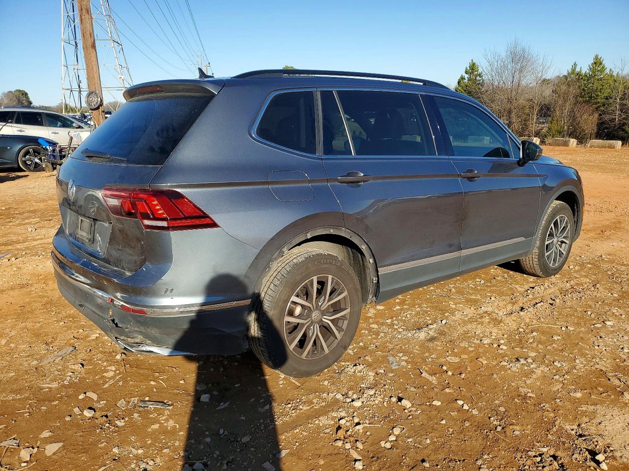 2020 VOLKSWAGEN TIGUAN SE photo 3