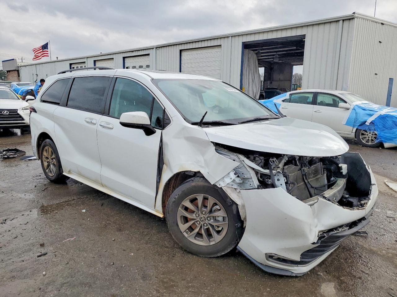 2022 TOYOTA SIENNA XLE photo 4