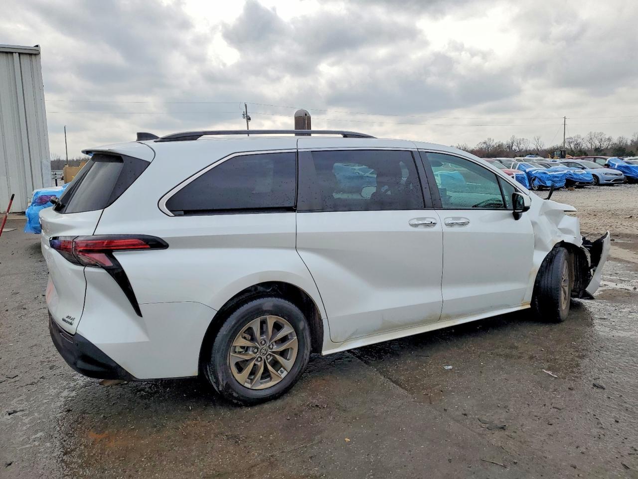 2022 TOYOTA SIENNA XLE photo 3