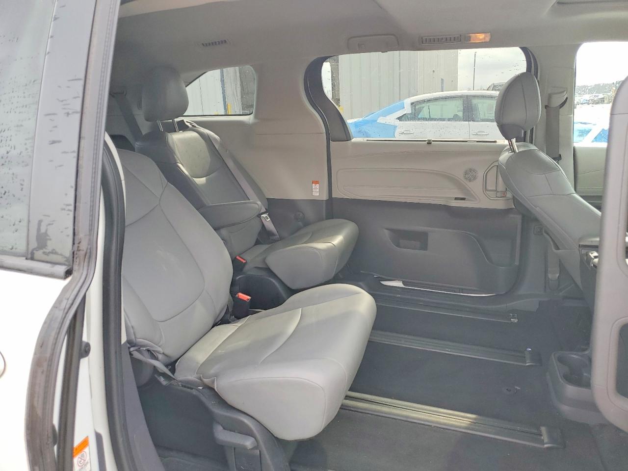 2022 TOYOTA SIENNA XLE photo 11