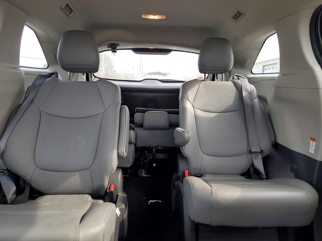 2022 TOYOTA SIENNA XLE photo 10