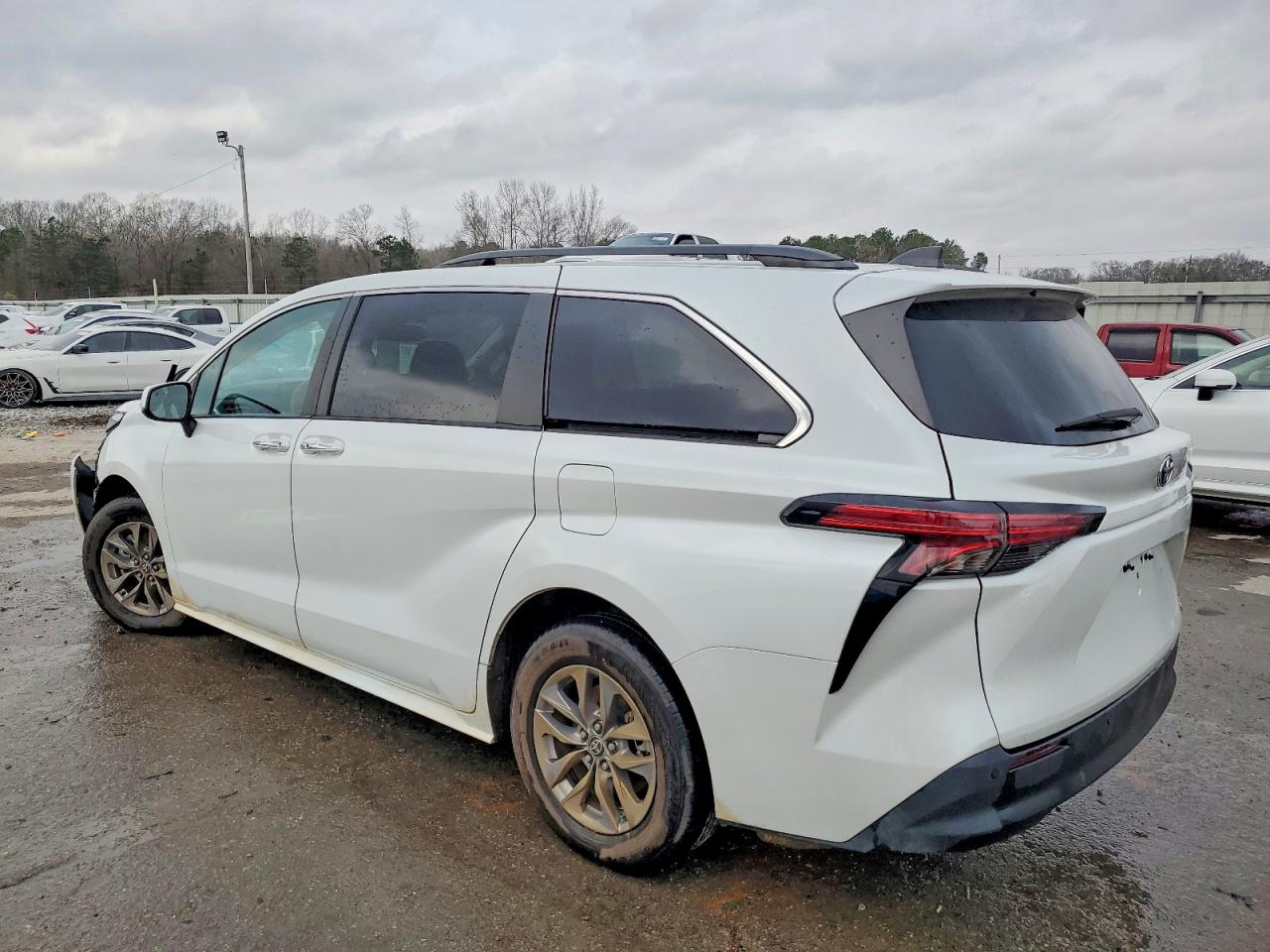 2022 TOYOTA SIENNA XLE photo 2