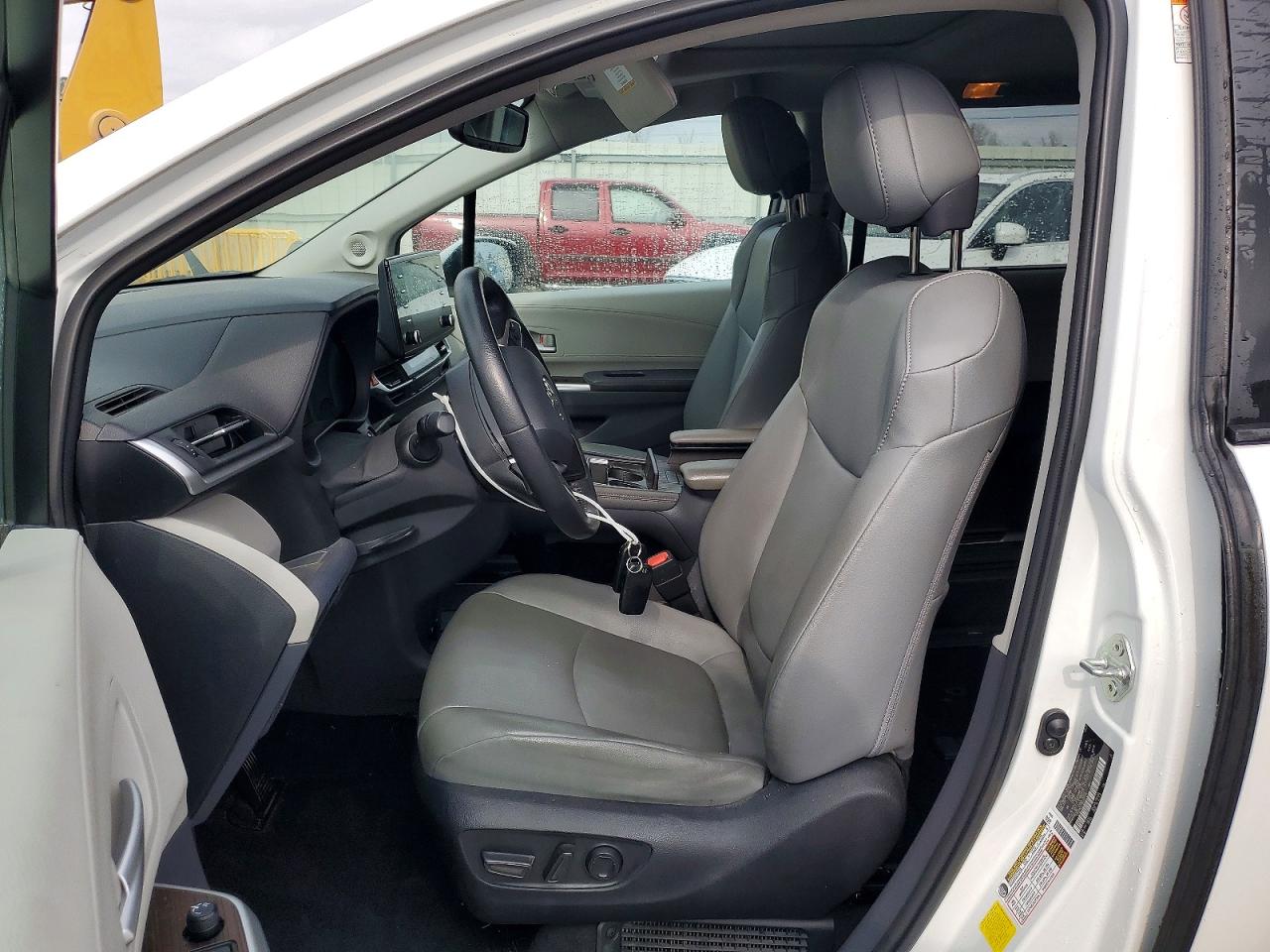 2022 TOYOTA SIENNA XLE photo 7