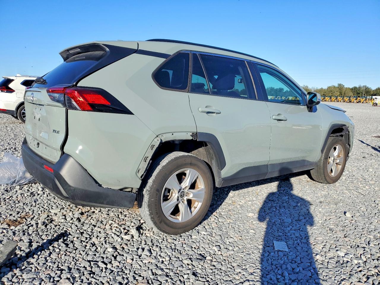 2021 TOYOTA RAV4 XLE photo 3